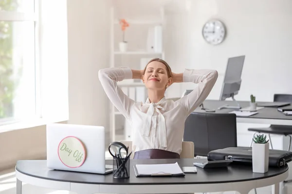 Feliz Mujer Negocios Antes Los Fines Semana Cargo — Foto de Stock