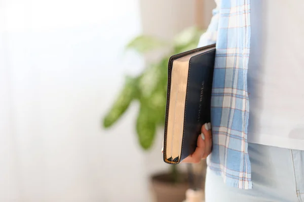 Giovane Donna Con Bibbia Casa Primo Piano — Foto Stock