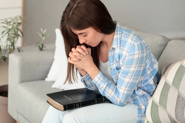 Young Woman Bible Praying Home — Stock Photo, Image