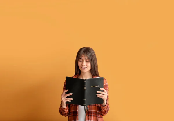 Νεαρή Γυναίκα Βίβλο Στο Φόντο Χρώμα — Φωτογραφία Αρχείου
