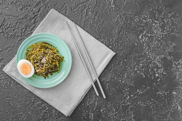 Bord Met Lekker Zeewier Eetstokjes Tafel — Stockfoto