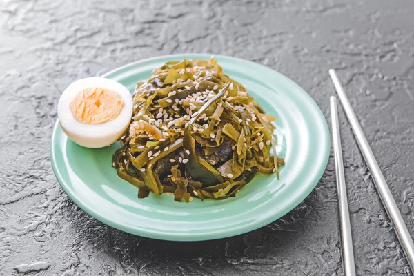 Plate Tasty Seaweed Chopsticks Table — Stock Photo, Image