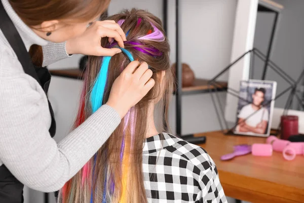 Peluquería Trabajando Con Una Mujer Joven Salón Belleza —  Fotos de Stock