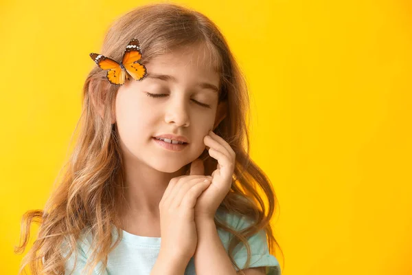 Carino Bambina Con Farfalla Sfondo Colore — Foto Stock