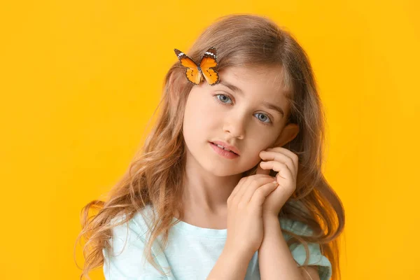 Nettes Kleines Mädchen Mit Schmetterling Auf Farbigem Hintergrund — Stockfoto