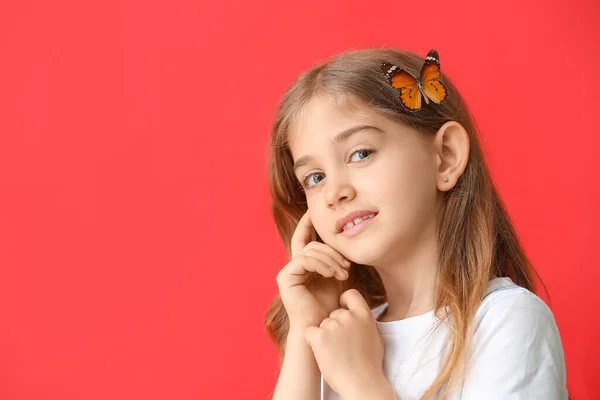 Carino Bambina Con Farfalla Sfondo Colore — Foto Stock