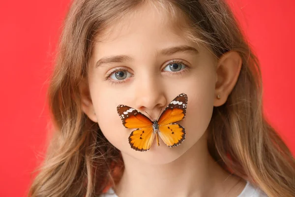 Carino Bambina Con Farfalla Sfondo Colore — Foto Stock