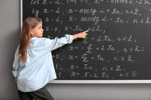 Nettes Kleines Schulmädchen Der Nähe Der Tafel Klassenzimmer — Stockfoto