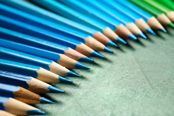 Viele Bunte Bleistifte Auf Grünem Hintergrund — Stockfoto