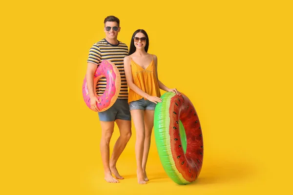 Young Couple Inflatable Rings Color Background — Stock Photo, Image