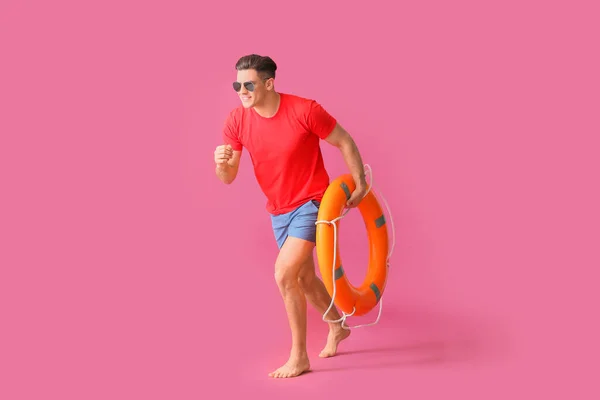 Спасатель Пляже Спасательным Буем Цветном Фоне — стоковое фото