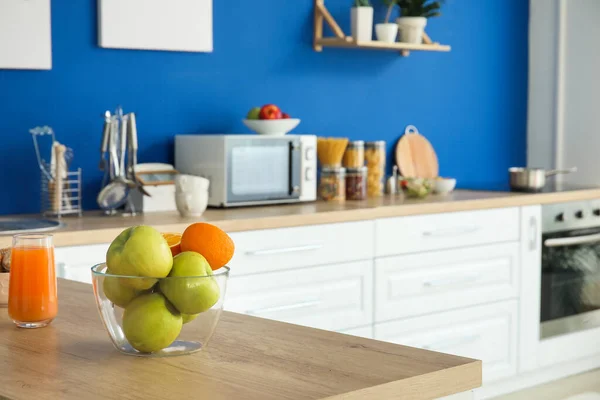 Bowl Fruits Glass Juice Table Modern Kitchen — Stock Photo, Image