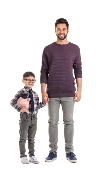 白い背景に貯金箱を持つ小さな男の子と父親 教育のための貯蓄の概念 — ストック写真