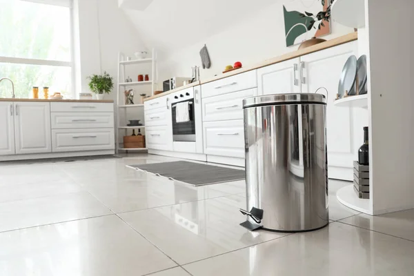 Mülleimer Der Modernen Küche Reinigen — Stockfoto