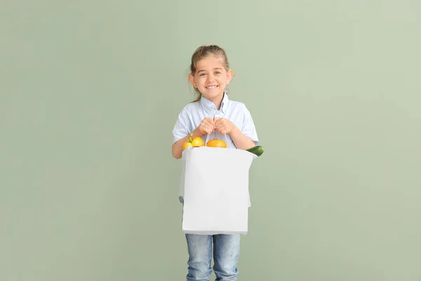 Κοριτσάκι Φαγητό Σακούλα Στο Φόντο Χρώμα — Φωτογραφία Αρχείου