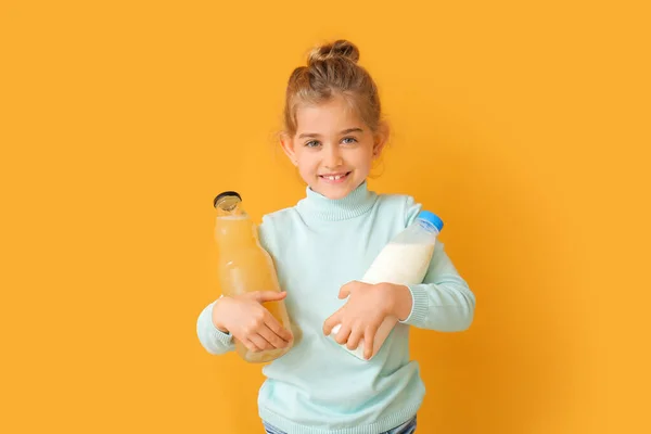 Dziewczynka Produktami Tle Koloru — Zdjęcie stockowe
