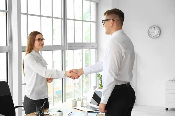 Young Business People Shaking Hands Office — Stock Photo, Image