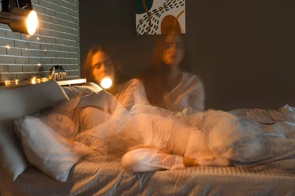 Жінка Спить Спальні Вночі — стокове фото