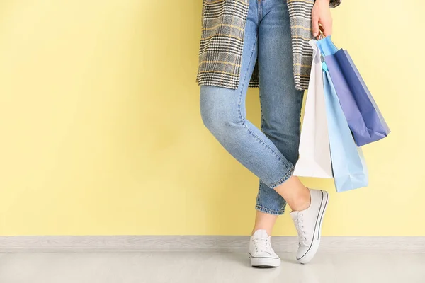 Mujer Con Bolsas Compras Cerca Pared Color — Foto de Stock