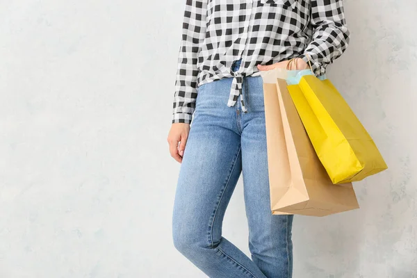 Mujer Con Bolsas Compras Cerca Pared Ligera —  Fotos de Stock