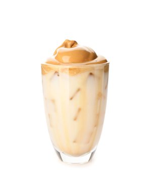 Beyaz arka planda bir bardak lezzetli dalgona kahvesi.