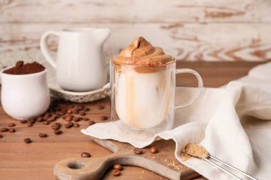 Masada bir bardak lezzetli dalgona kahvesi.