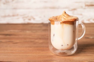 Masada bir bardak lezzetli dalgona kahvesi.