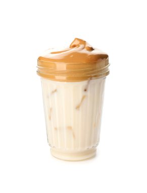 Beyaz arka planda bir bardak lezzetli dalgona kahvesi.