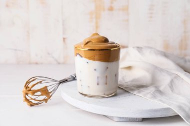 Masada bir bardak lezzetli dalgona kahvesi.