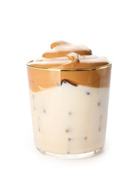 Beyaz arka planda bir bardak lezzetli dalgona kahvesi.