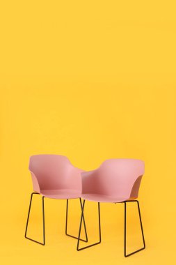 Renkli arka planda şık sandalyeler