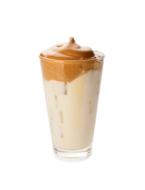 Beyaz arka planda bir bardak lezzetli dalgona kahvesi.