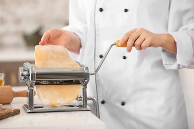 Mutfakta makarna hazırlayan kadın, yakın plan.