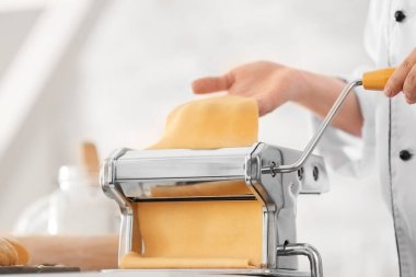 Mutfakta makarna hazırlayan kadın, yakın plan.