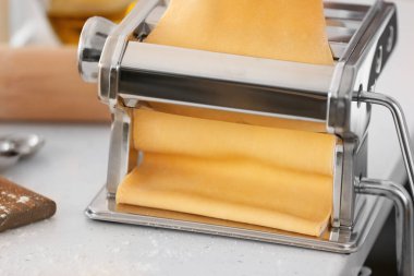 Makarnayı mutfak masasında makineyle hazırlıyorum.