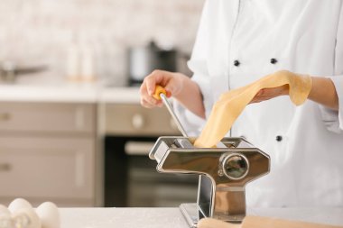 Mutfakta makarna hazırlayan kadın, yakın plan.