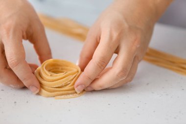 Mutfakta makarna hazırlayan kadın, yakın plan.