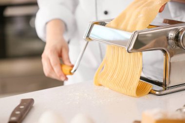 Mutfakta makarna hazırlayan kadın, yakın plan.