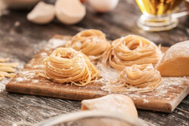 Masada çiğ makarna ve un var.