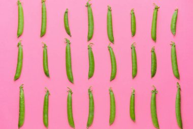 Renkli arkaplanda taze bezelyeler