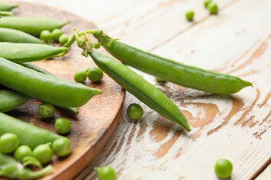 Lezzetli taze bezelye tabağı.