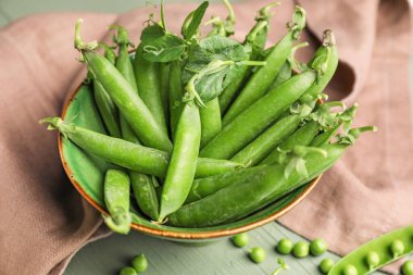 Lezzetli taze bezelyeli kase.