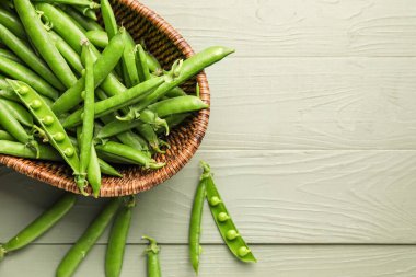 Masada taze bezelyeli sepet.