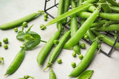 Hafif arka planda taze bezelyeli sepet.