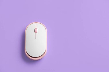 Renk arkaplanı üzerine modern bilgisayar faresi