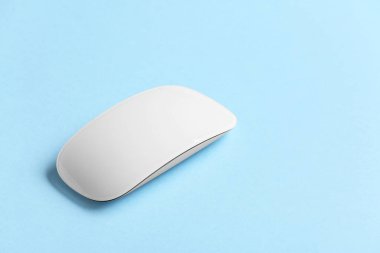 Renk arkaplanı üzerine modern bilgisayar faresi