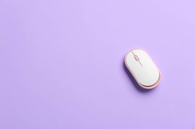 Renk arkaplanı üzerine modern bilgisayar faresi