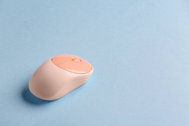 Renk arkaplanı üzerine modern bilgisayar faresi