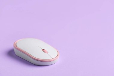 Renk arkaplanı üzerine modern bilgisayar faresi