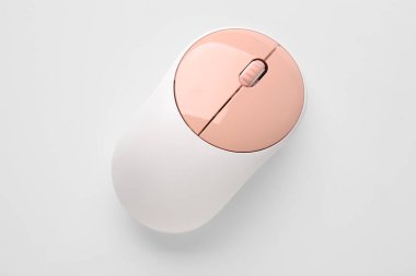 Beyaz arkaplanda modern bilgisayar faresi